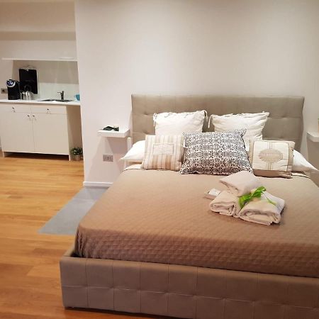 Via Roma Apartment Deluxe ซาแลร์โน ภายนอก รูปภาพ