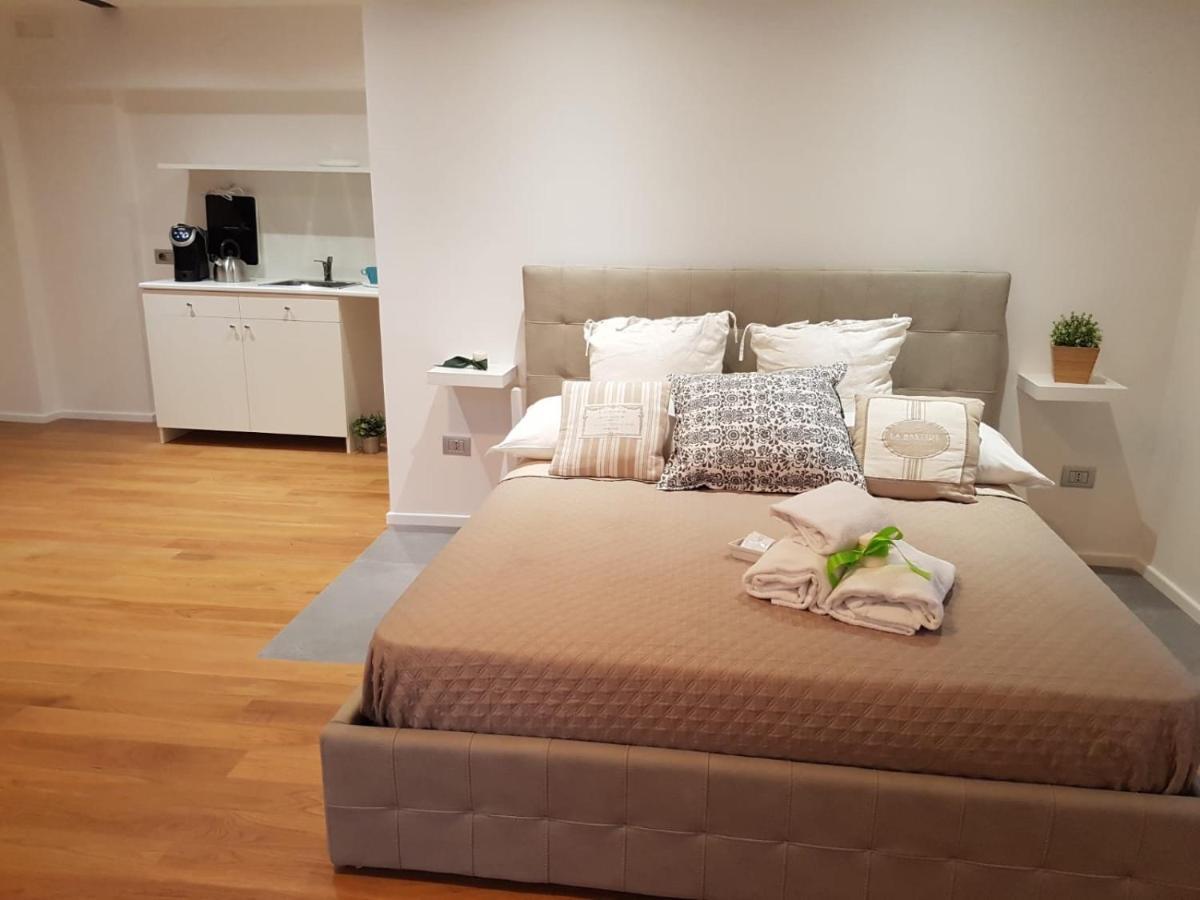 Via Roma Apartment Deluxe ซาแลร์โน ภายนอก รูปภาพ