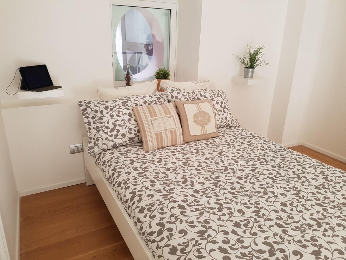 Via Roma Apartment Deluxe ซาแลร์โน ภายนอก รูปภาพ